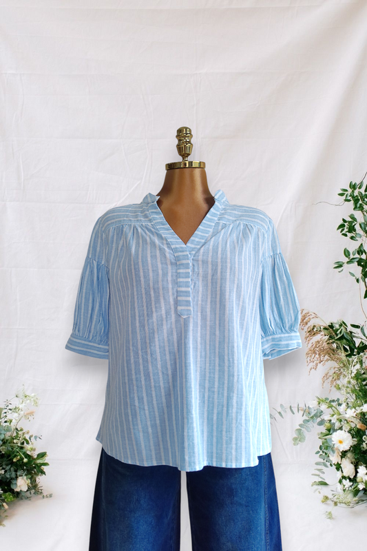 CAMISA AZUL DE MANGAS CORTAS RAYADAS EN BLANCO