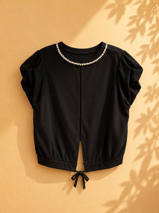 CAMISA NEGRA CON ACCESORIOS PLATEADOS  Y PERLAS BLANCAS