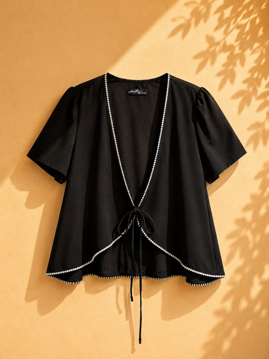 CAMISA NEGRA DE MANGAS CON ORILLAS DE ACCESORIOS PLATEADOS ABIERTA CON CORDONES ALFRENTE