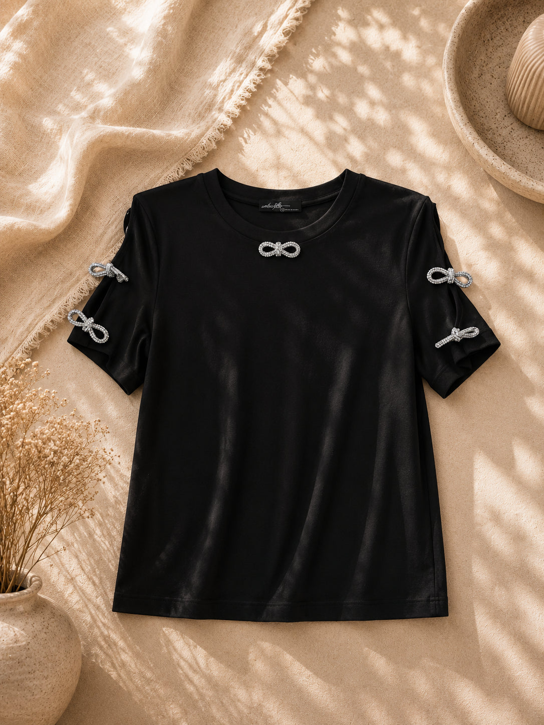 CAMISA NEGRA CON CHONGOS DE PLATEADOS EN LAS MANGAS