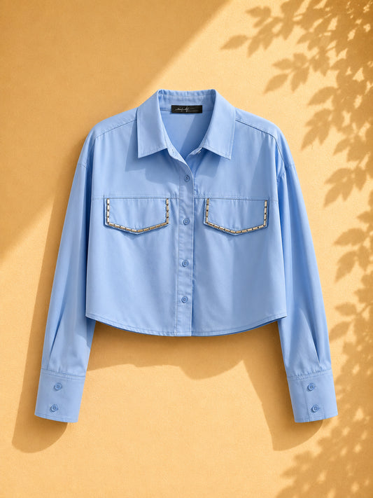 CAMISA AZUL CORTA DE BOTONES CON ACCESORIOS PLATEADOSD