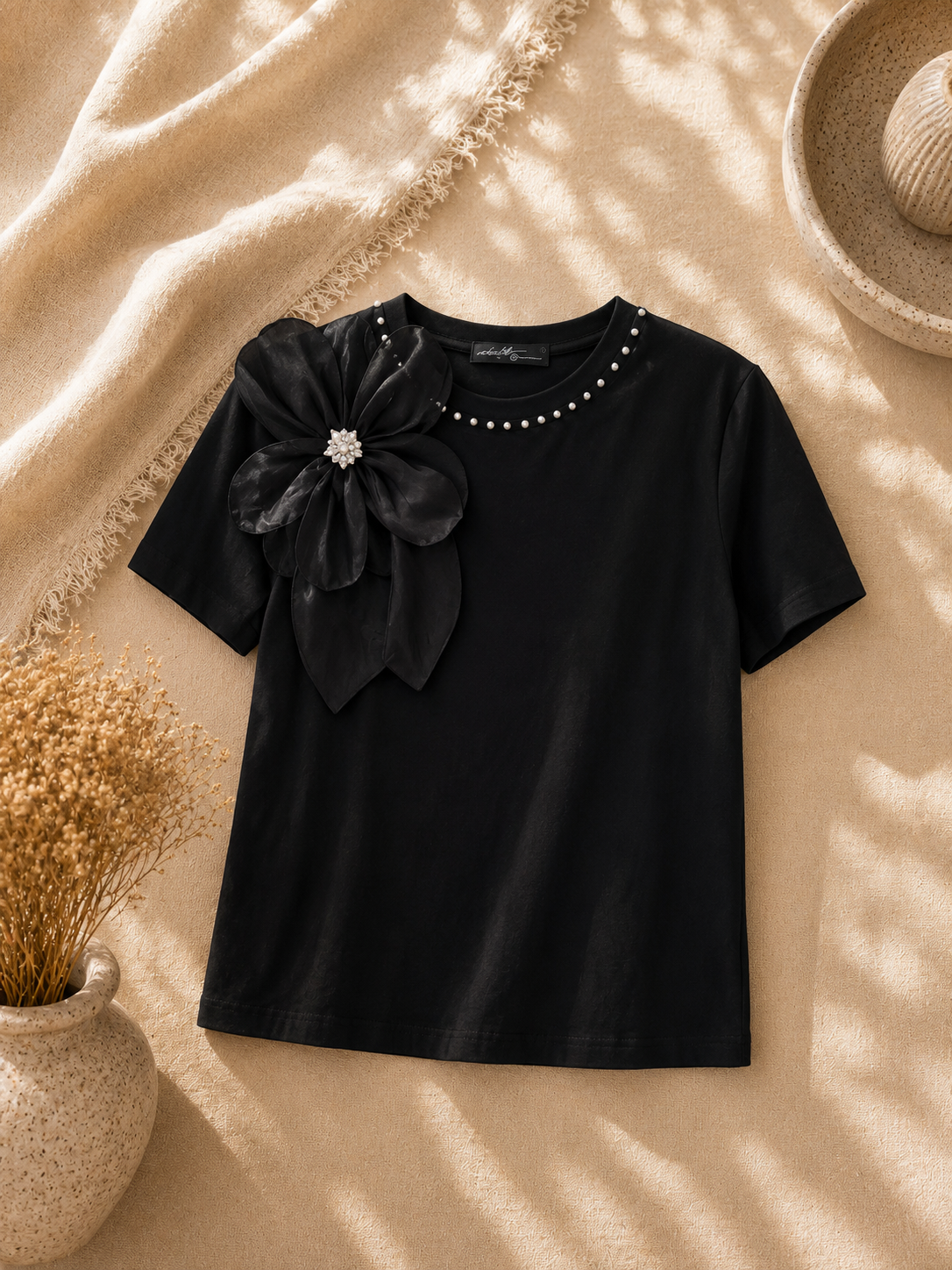 CAMISA NEGRA CON FLOR AL LADO DERECHO Y PERLAS EN EL CUELLO