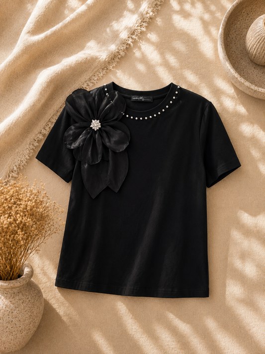 CAMISA NEGRA CON FLOR AL LADO DERECHO Y PERLAS EN EL CUELLO