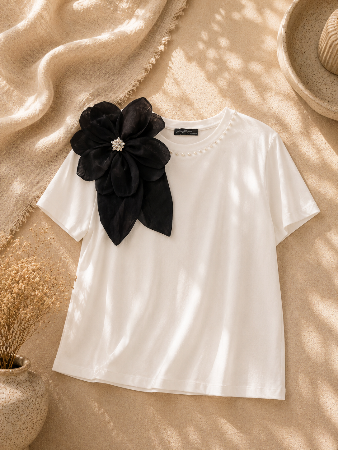 CAMISA BLANCA CON FLOR AL LADO DERECHO Y PERLAS EN EL CUELLO