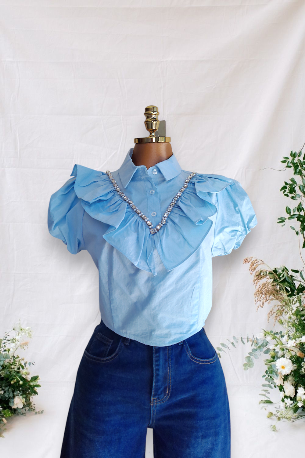 CAMISA DE RUEBLO AZUL CLARO CON ACCEORIOS PLATEADOS