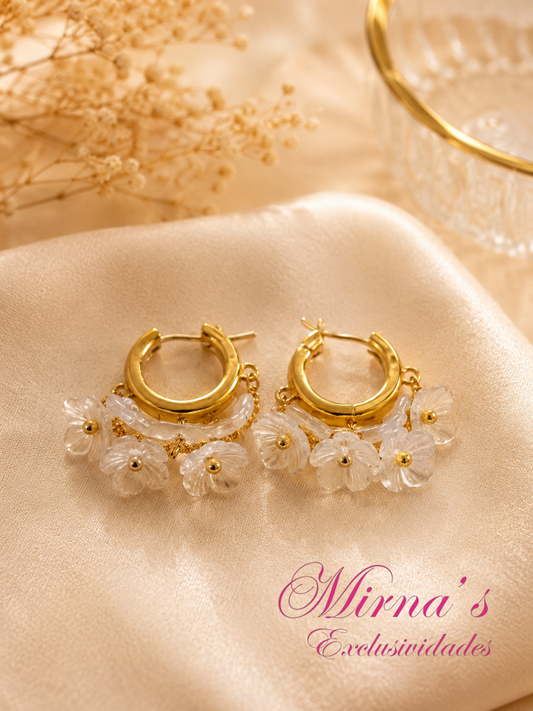 Aretes con flores blancas