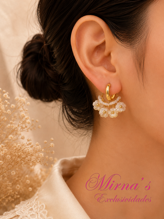 Aretes con flores blancas
