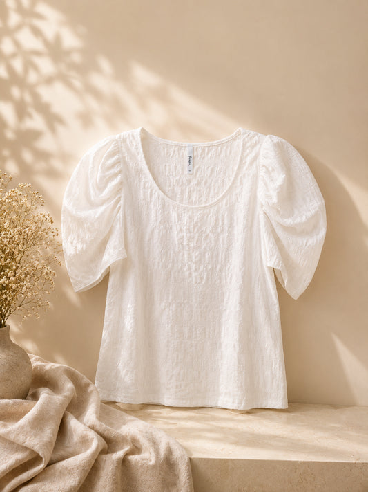 CAMISA BLANCA CON MANGAS CORTAS ANCHAS TELA ALICRADA