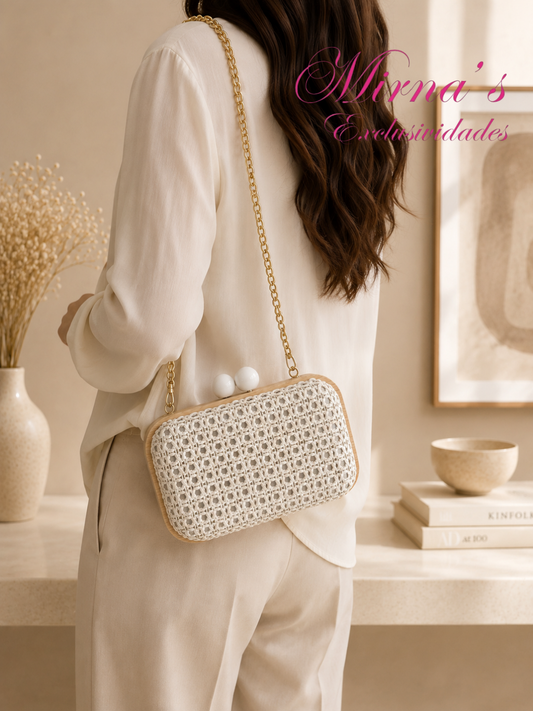 Clutch blanco tejido con cadena dorada