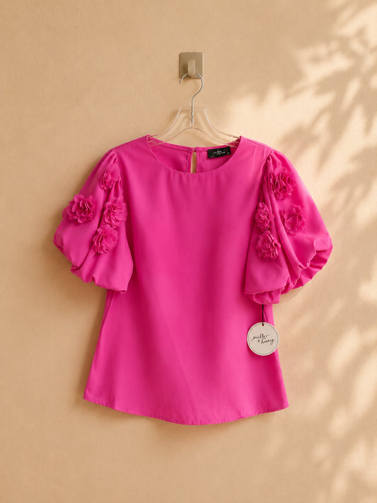 CAMISA ROSADA LISA CON FLORES PEQUEÑAS EN LAS MANGAS