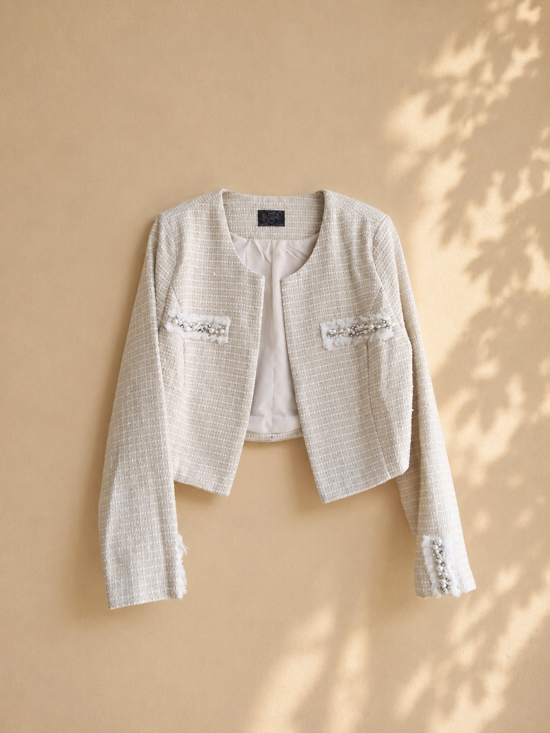 SACO BLANCO CON CREAMA CON PERSLAS