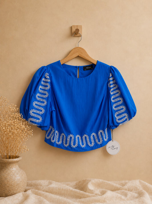 CAMISA AZUL CORTA CON BORDADO BLANCO DE LINEAS CURVAS