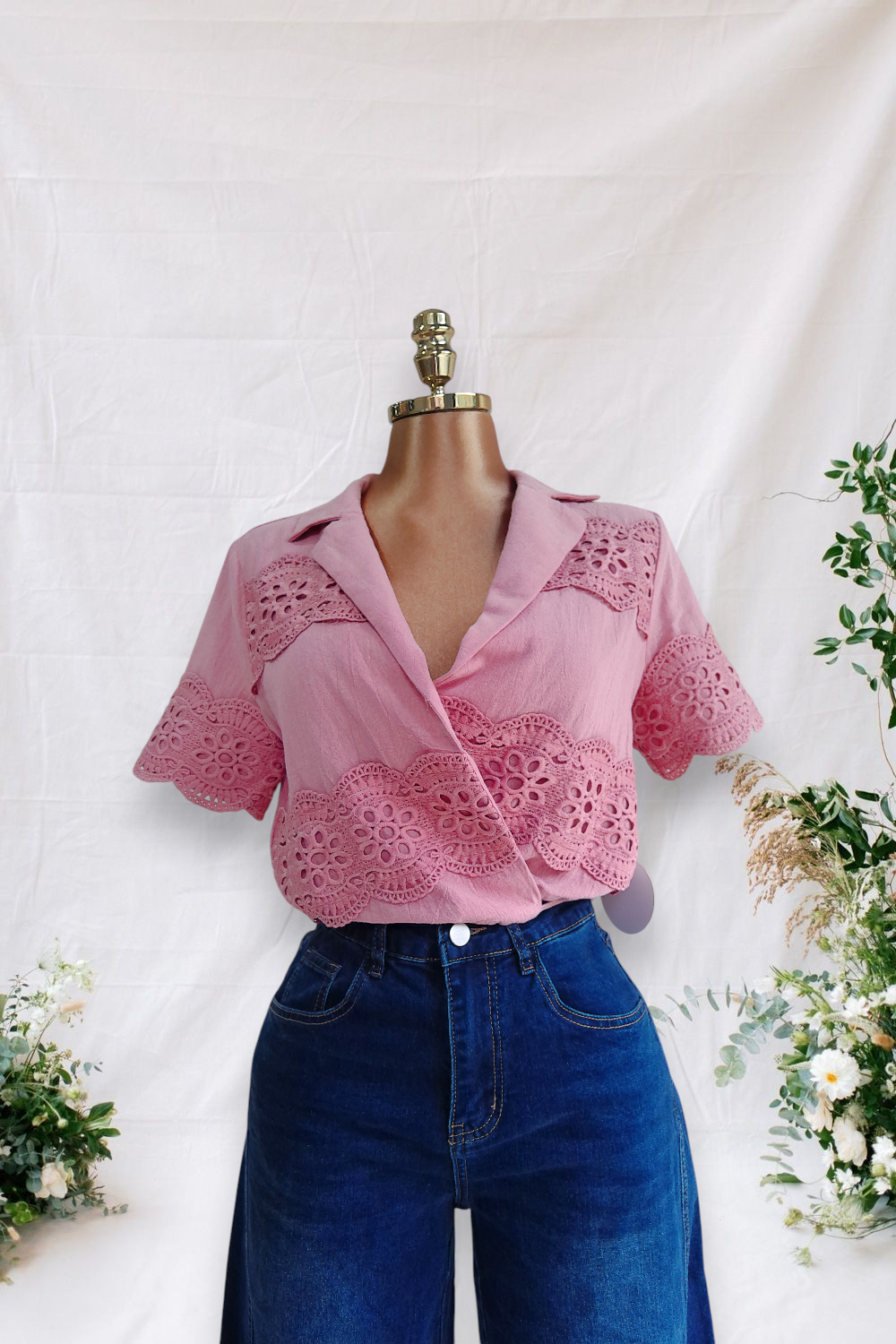 CAMISA ROSA VIEJA CORTA ABIERTA DE FRENTE CON BORDADOS DEL MISMO COLOR