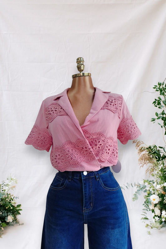 CAMISA ROSA VIEJA CORTA ABIERTA DE FRENTE CON BORDADOS DEL MISMO COLOR