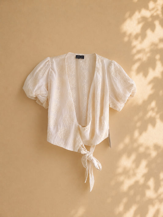 CAMISA BLANCO HUESO ABIERTA DE AMARRE ABAJO BODADA DE FLORES