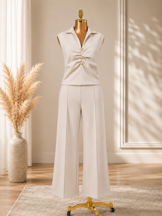 TRAJE COMO BEIGE CON BOTONES DORADOS