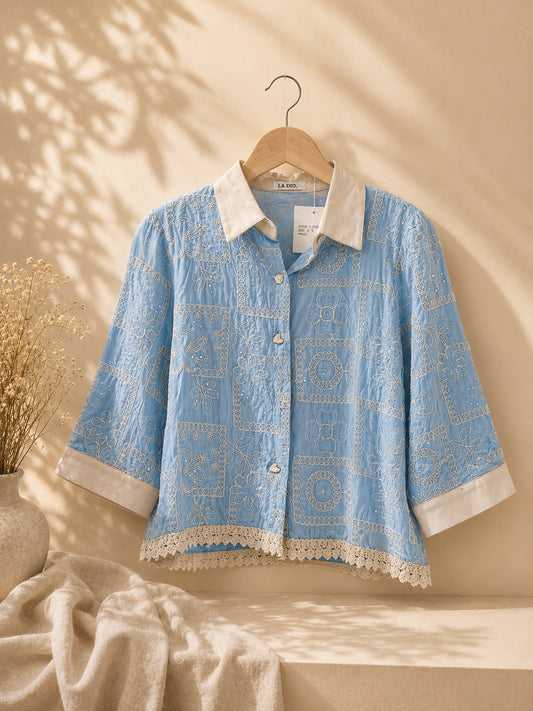 CAMISA DE BOTONES AZUL CON BORDADO CREMA, CUELLO Y MANGAS CREMA