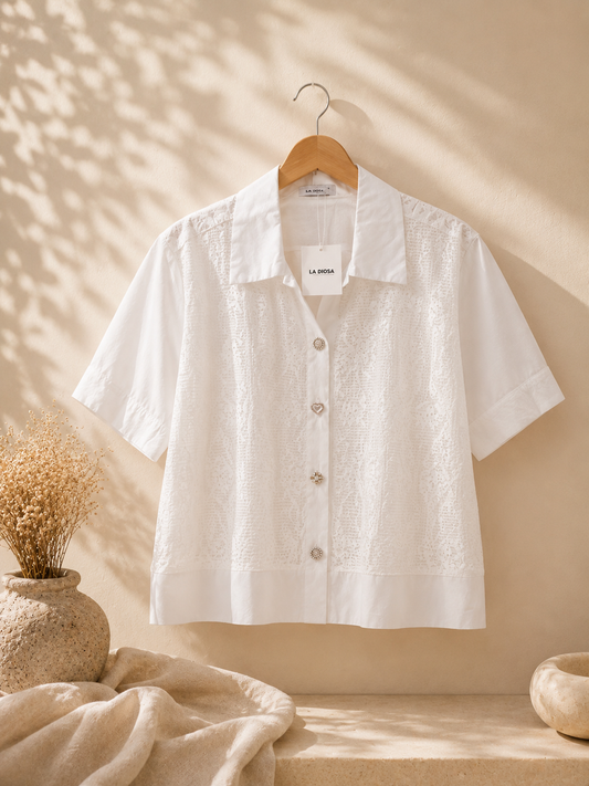 CAMISA BLANCA CON BORDADO DEL MISMO COLOR, BOTONES CORTA
