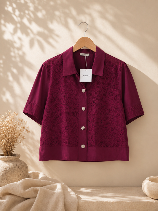 CAMISA BLANCA CON BORDADO DEL MISMO COLOR, BOTONES CORTA