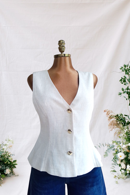 CAMISA SIN MANGAS COLO CREMA DE TRES BOTONES DORADOS