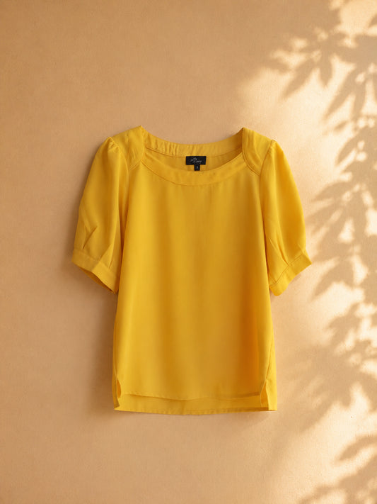 CAMISA AMARILLA DE BOTON EN LAS MANGAS