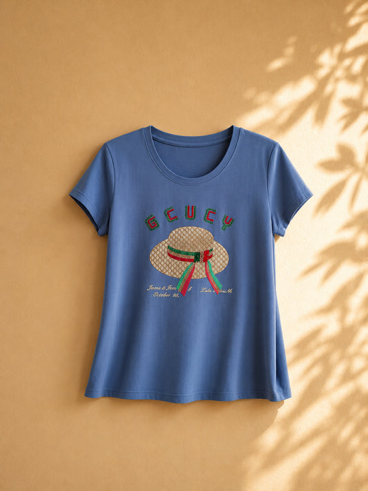 CAMISA AZUL CON LOGO GCUCY Y SOMBRERO EN MEDIO
