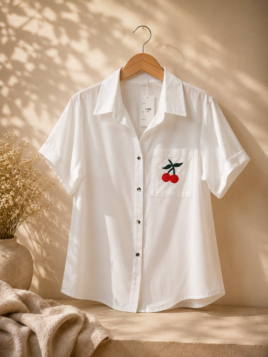CAMISA FORMLA DE BOTONES BLANCA CON CEREZA EN LA BOLSA