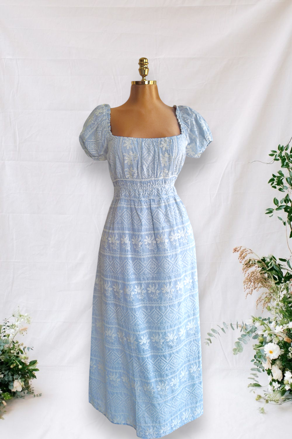 VESTIDO AZUL CCELESTE CON BORDADOS BLANCOS