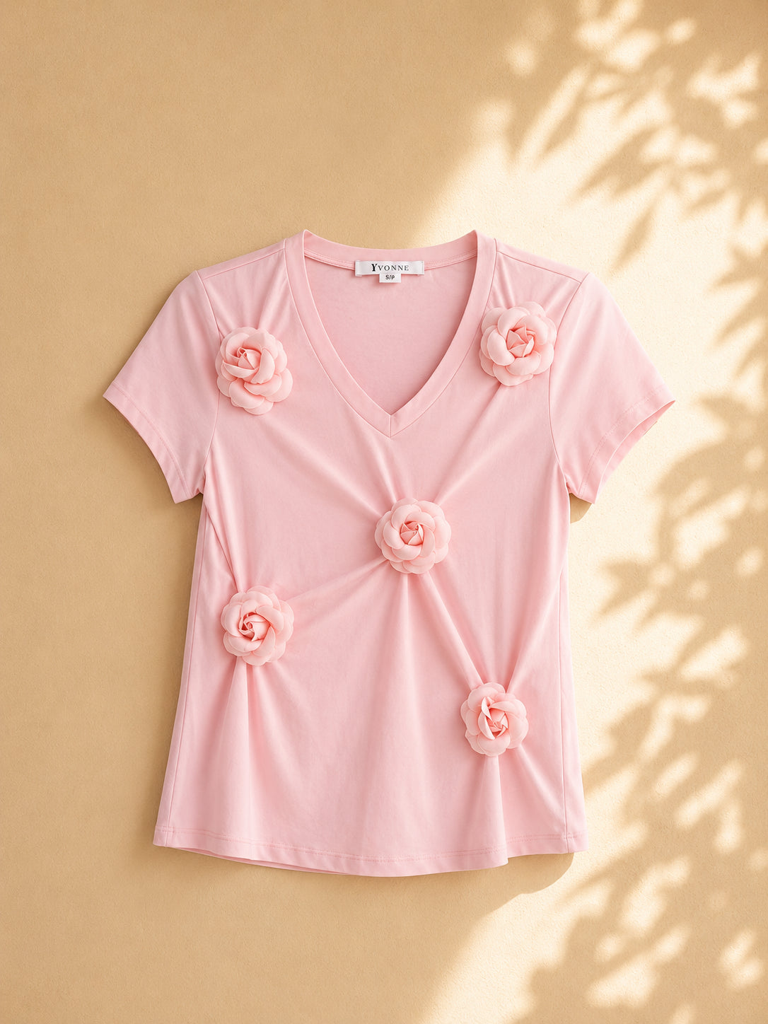 CAMISA COLOR ROSA PALIDO CON ROSAS DEL MISMO TONO