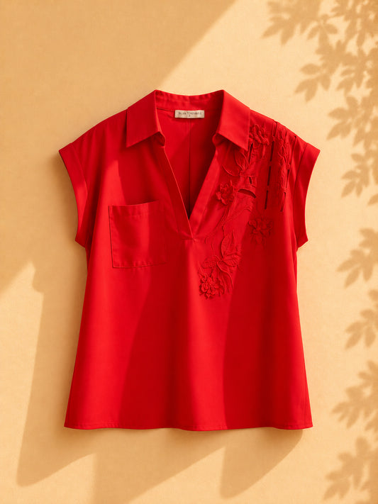 CAMISA ROJA DE CUELLO EN V CON APLICACION DE FLORES Y HOJAS ROJAS EVERLYNN