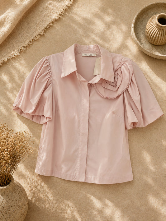 CAMISA FORMAL CAFÉ DE MANGAS ANCHAS CORTAS Y FLOR