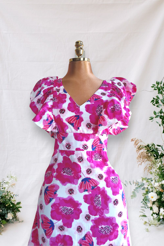 VESTIDO NLANCO DE FLORES FUCSIAS