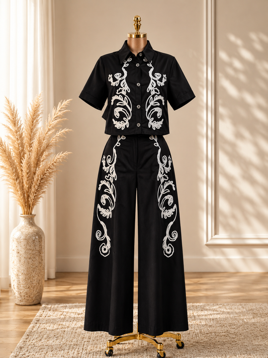 TRAJE NEGRO DE BOTONES CON BORDADO DE CUERDAS BLANCAS