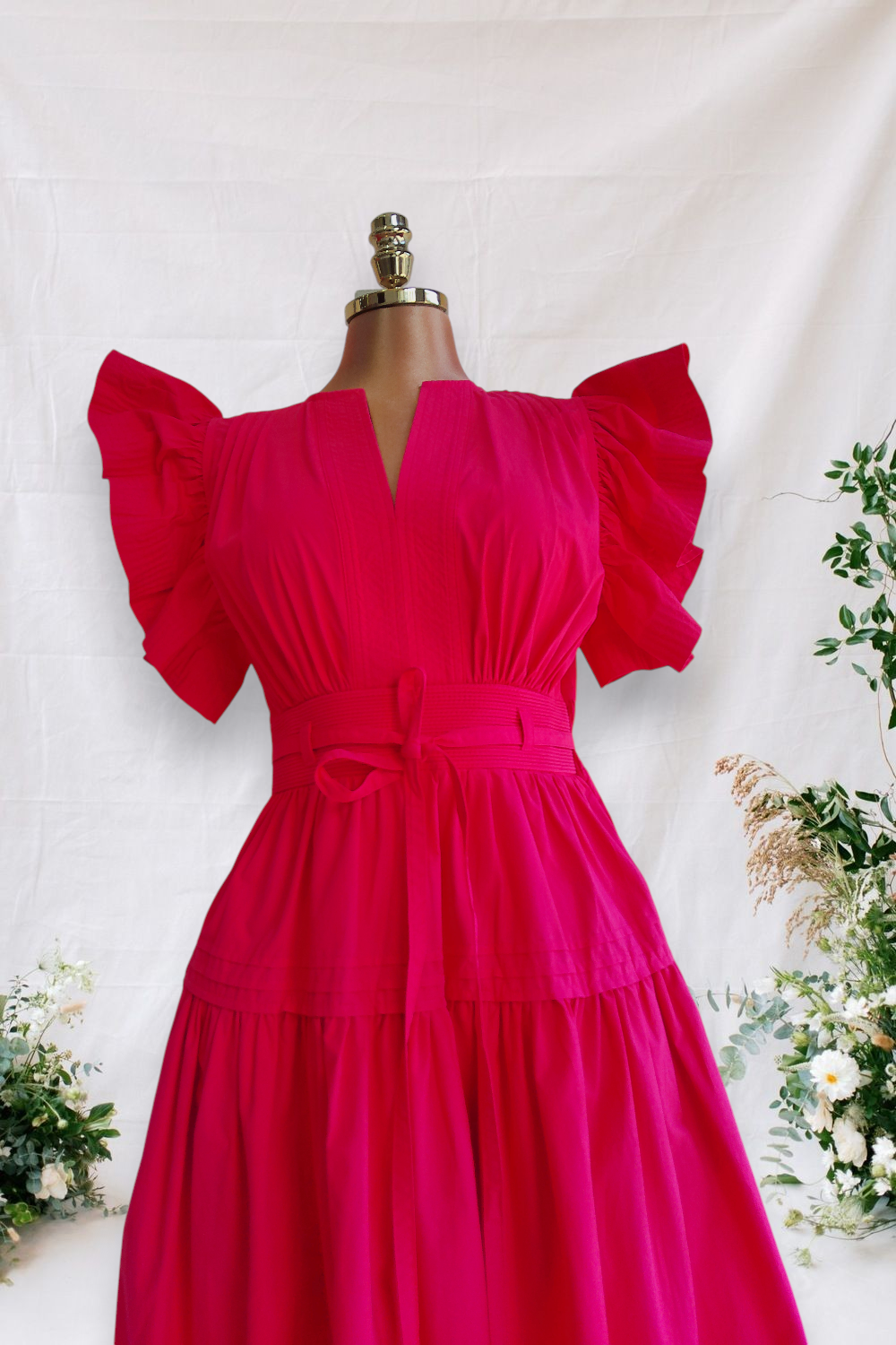 VESTIDO ROJO DE MAGAS DE REVUELO CUELLO CORTE V
