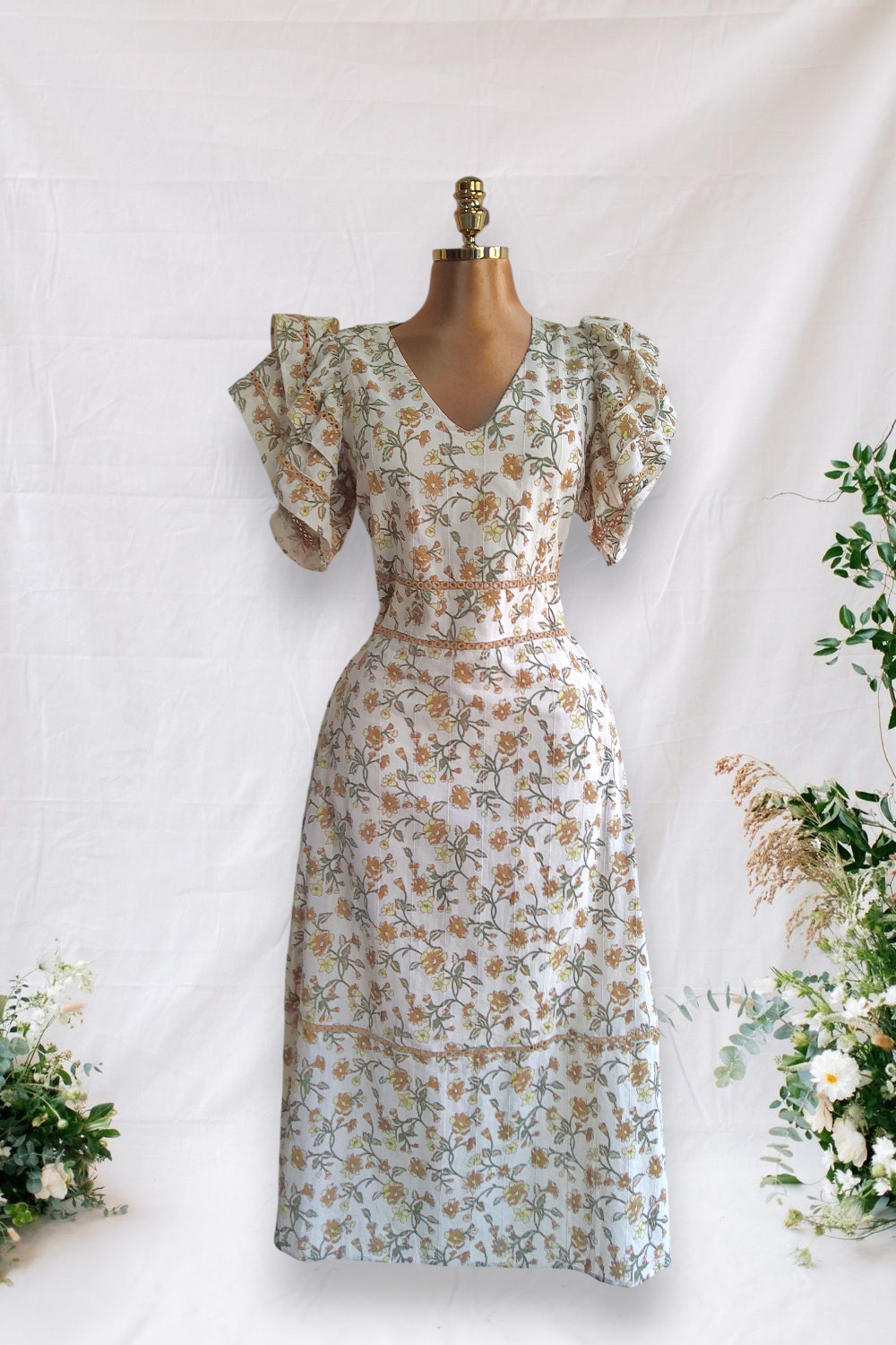VESTIDO CREMA DE FLORES CAFÉ