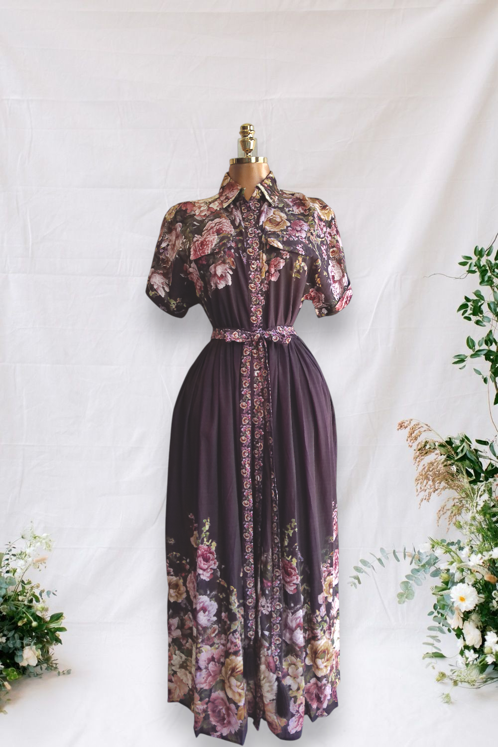 VESTIDO CAFÉ CON FLORES ARRIBA Y ABAJO