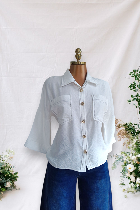 CAMISA BLANCA DE BOTONES DE COSTURAS NEGRAS