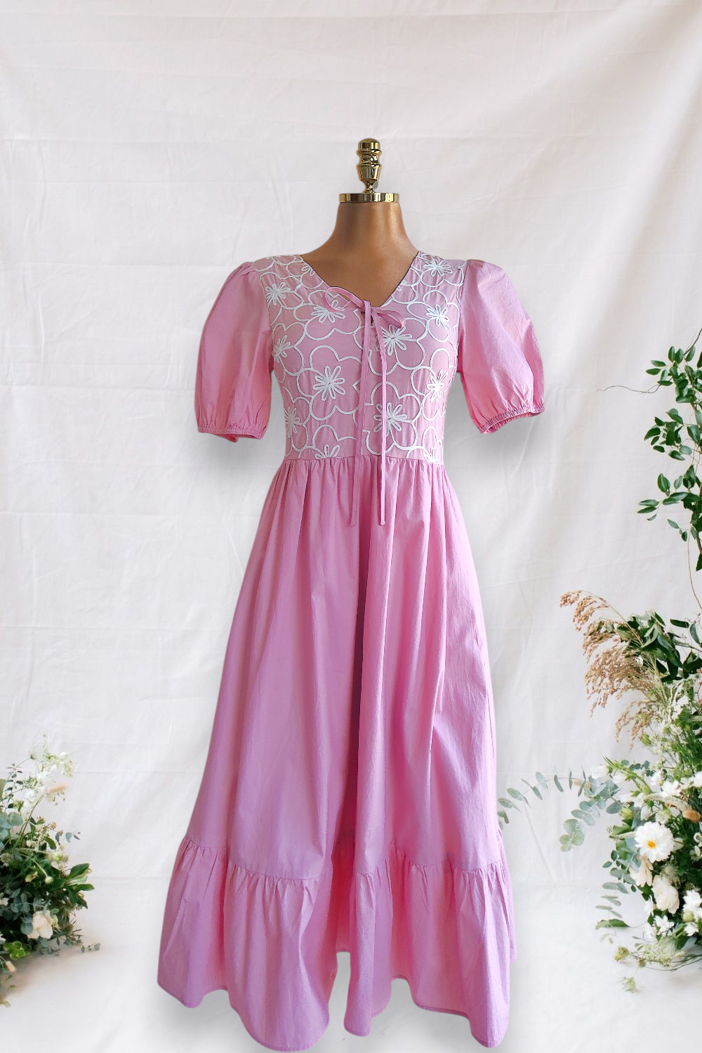 VESTIDO ROSA VIEJO CON BORDADO DE FLORES BLANCAS