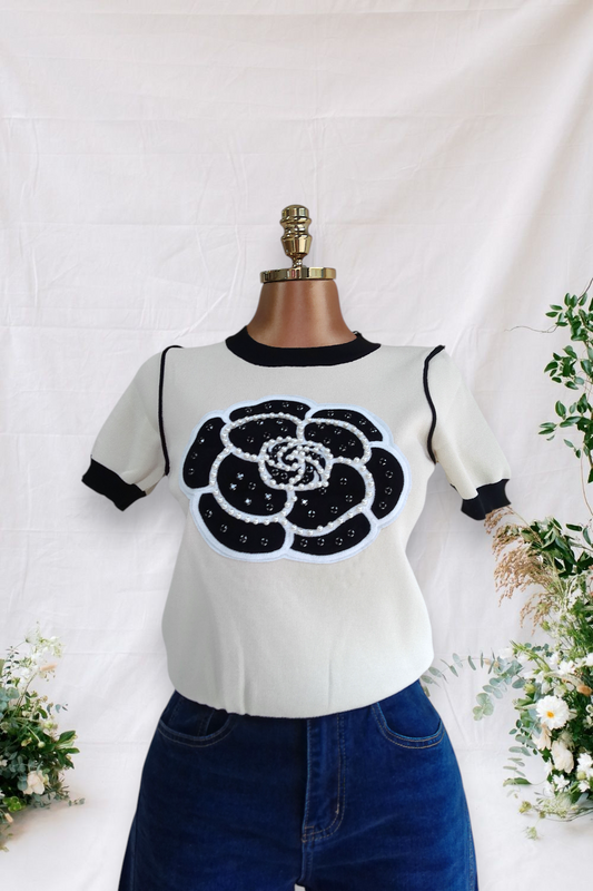 CAMISA DE TELA ELASTICA DE ROSA NEGRA CON BORDE BLANCO Y PERLAS| ORILLA DE CUELLO MANGAS COLOR NEGRO