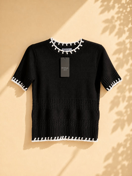 CAMISA NEGRA QUE ESTIRA CON ORILLAS BLANCAS
