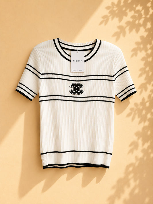 CAMISA BLANCA  CON RAYAS NEGRAS Y LOGO EN MEDIO