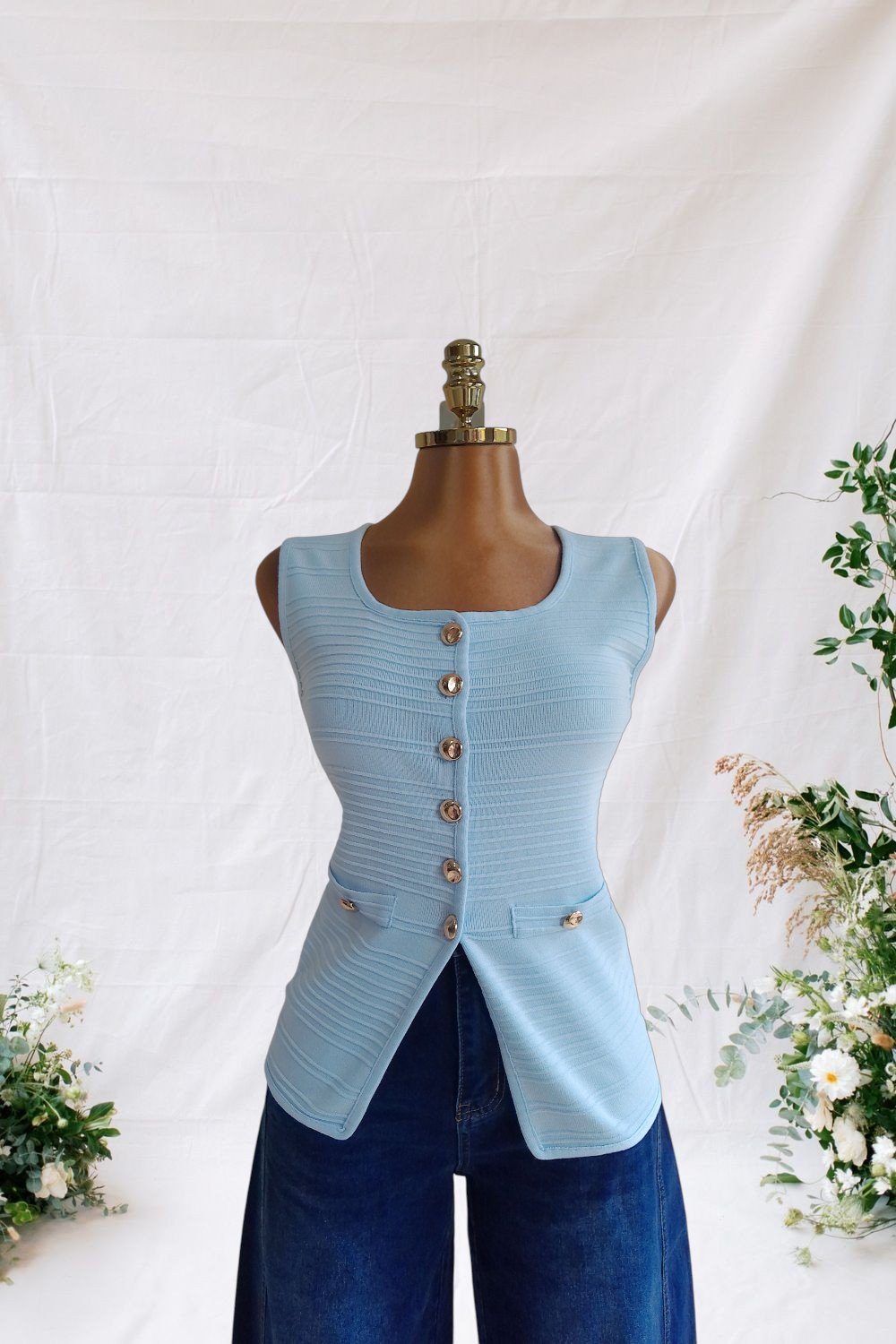 CAMISA DE TELA SUAVE AZUL SIN MANGAS CON RELIEVE DE LINEAS