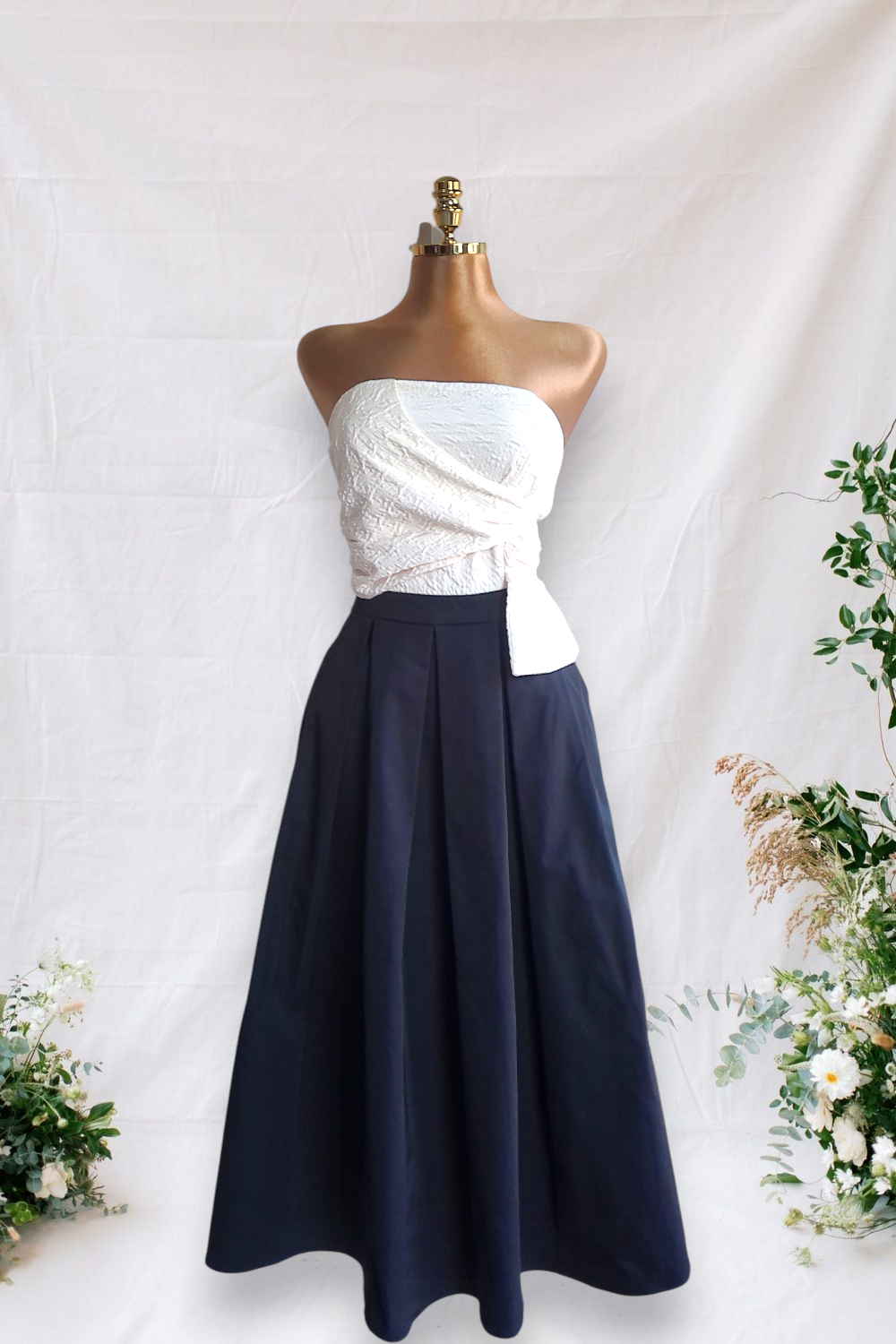 VESTIDO SIN MANGAS BLANCO CON FALDA  PLIZADA NEGRA