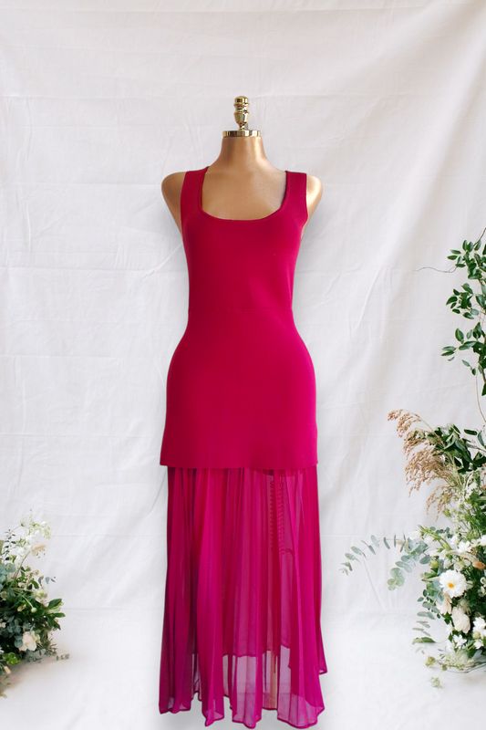 VESTIDO BURGUNDY CORTO LISO Y LUEGO ABAJO PLIZADA