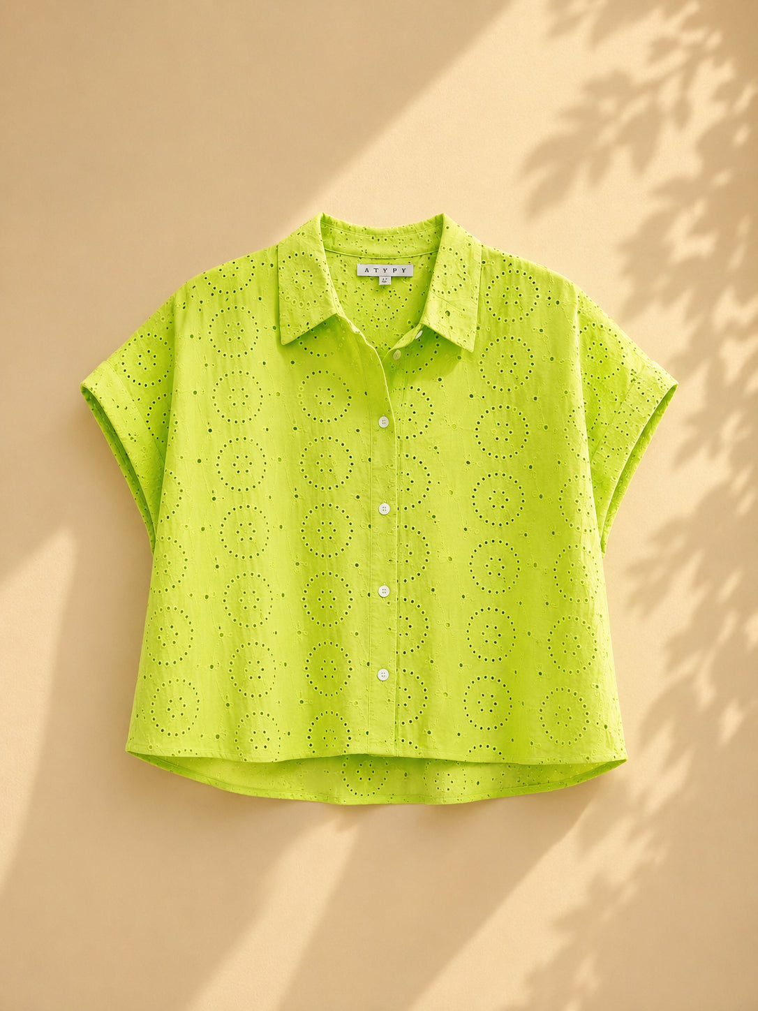 CAMISA VERDE CLARO DE BORDADOS DE AGUJEROS