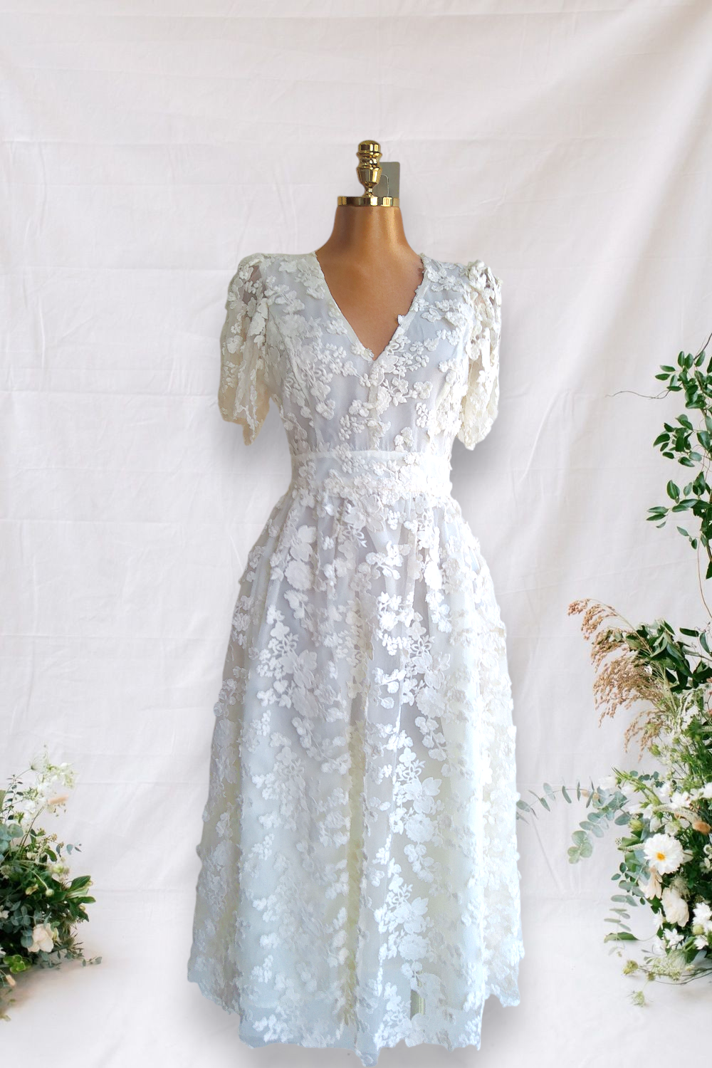 VESTIDO BLANCO HUESO DE FORRO DE TELA PUNTO CON FLORES