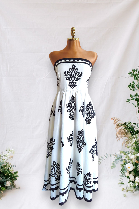 VESTIDO ESCOTADO BLANCO CON ESTANPADO DE FIGURAS NEGRAS