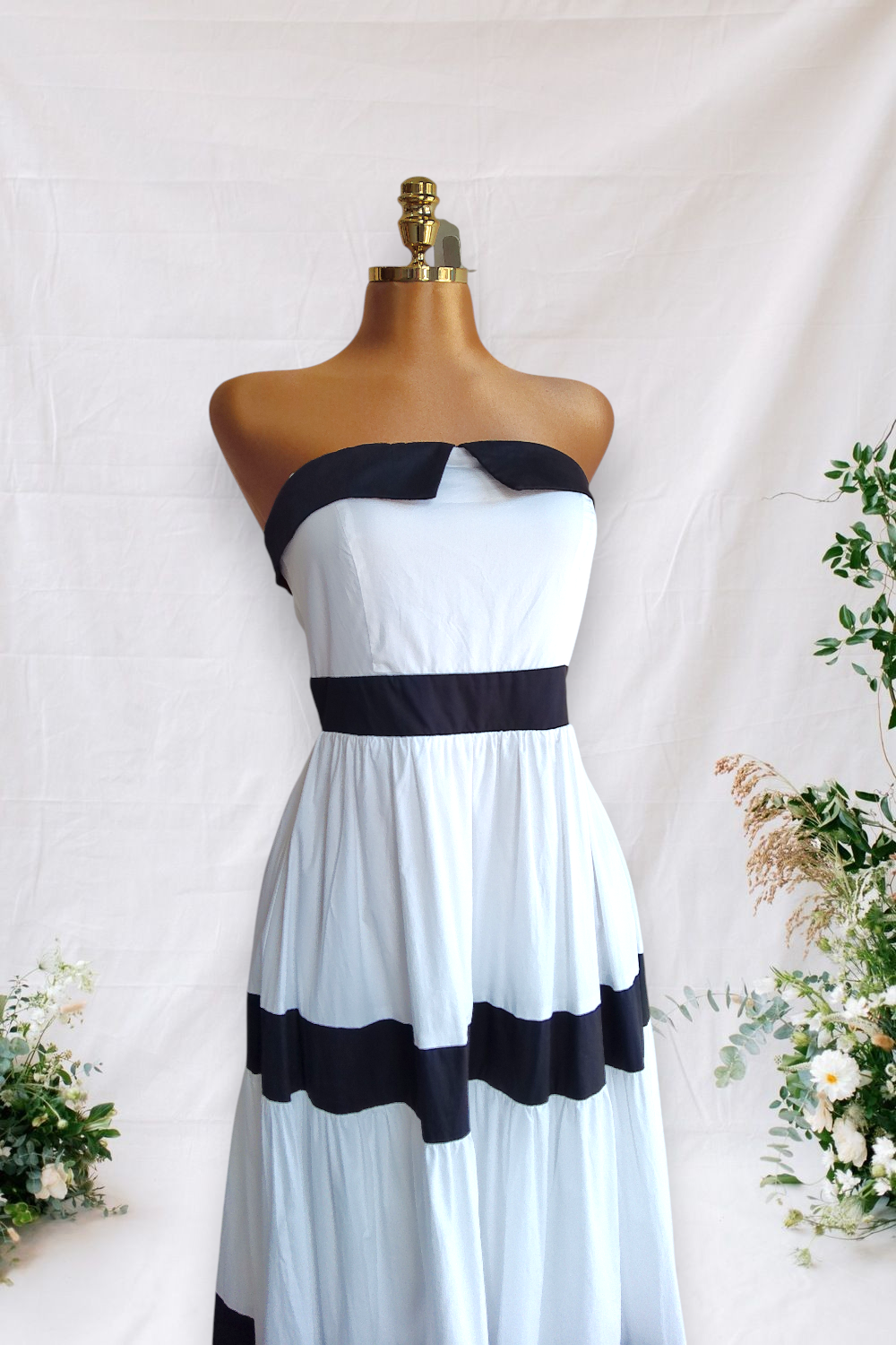 VESTIDO SIN MANGAS BLANCO CON LIENAS HORIZONTALES NEGRAS