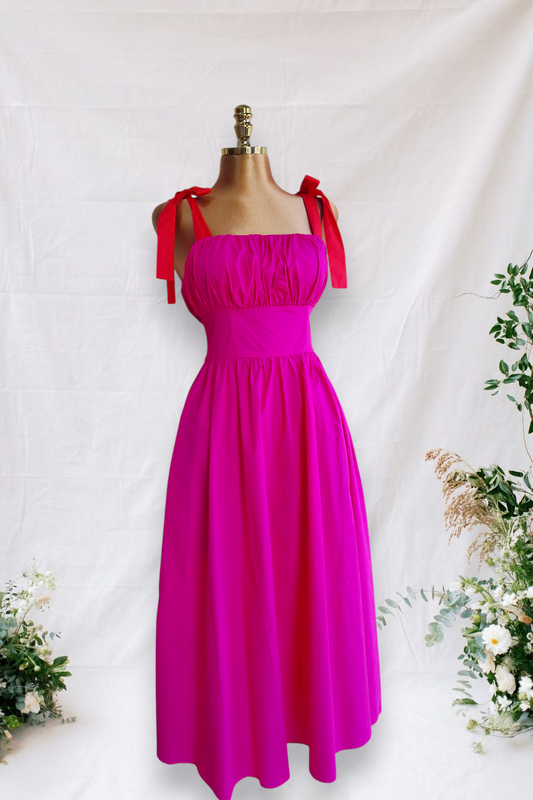 VESTIDO FUCSIA CON TIRANTES DE AMARRAR ROJOS
