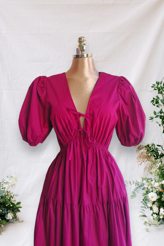 VESTIDO COLOR VINO DE MANGAS BONCACHAS Y CINTAS DE AMARRAR ALFRENTE
